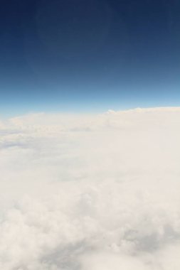 Mavi gökyüzünde beyaz bulutlar