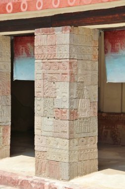 Meksika 'da antik bir şehir olan Teotihuacan, piramitlerin ve harabelerin manzarası