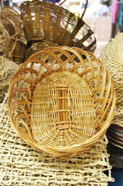 Çarşıdaki hasır sepetlerin manzarası 