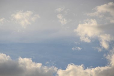 Mavi gökyüzünde beyaz bulutlar