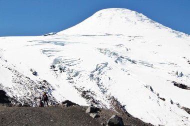 Karlı volkanın manzarası - Şili