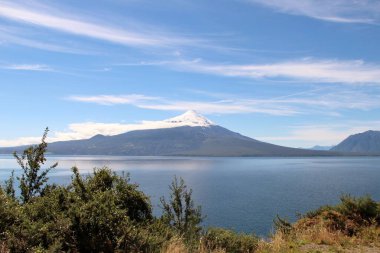 Karlı volkanın manzarası - Şili
