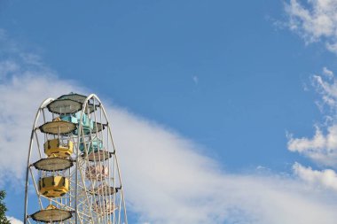 Dönme dolap mavi gökyüzü arkaplanına karşı