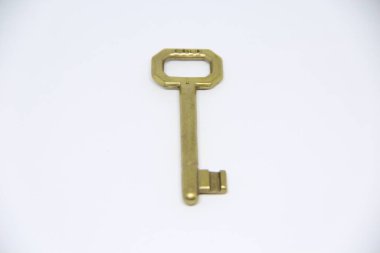 Metal altın anahtar beyaz arkaplanda izole edildi