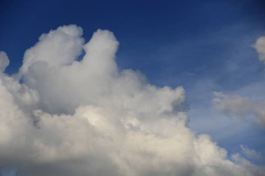 Mavi gökyüzünde beyaz bulutlar