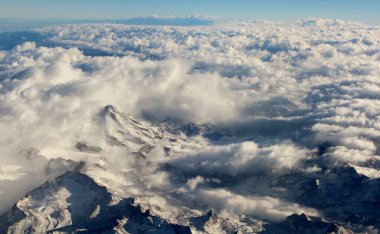 Bulutlardaki dağların güzel hava manzarası 