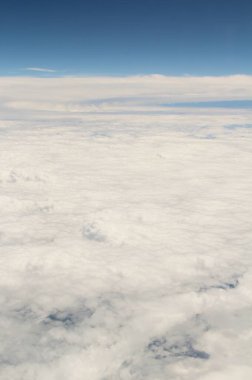 Mavi gökyüzünde beyaz bulutlar