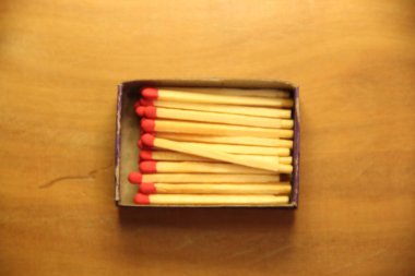 Tahta masa arkasında kibrit çöpleri