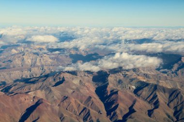Bulutlardaki dağların güzel hava manzarası 