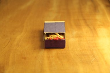 Tahta masa arkasında kibrit çöpleri