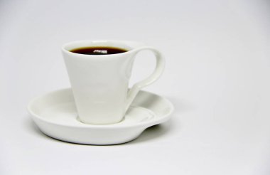 Beyaz arka planda bir fincan fincan dolusu kahve manzarası 