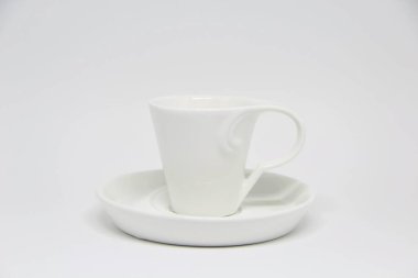 Beyaz arkaplanda fincan ve fincan tabağı görüntüsü 