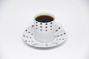 Beyaz arka planda bir fincan fincan dolusu kahve manzarası 
