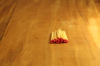 Tahta masa arkasında kibrit çöpleri