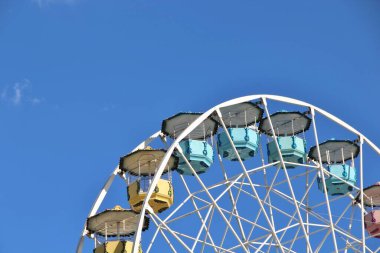 Dönme dolap mavi gökyüzü arkaplanına karşı