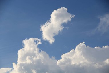 Mavi gökyüzünde beyaz bulutlar