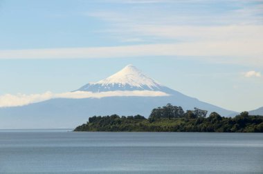 Karlı volkanın manzarası - Şili