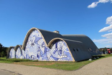 BH, BRAZIL - 24 Aralık 2016 'da Brezilya' nın Belo Horizonte kentinde, Assisi 'li Aziz Francis Kilisesi' nin dış görünüşü. Oscar Niemeyer tarafından tasarlandı. Pampulha Kilisesi olarak bilinir..