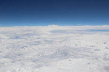 Mavi gökyüzünde beyaz bulutlar