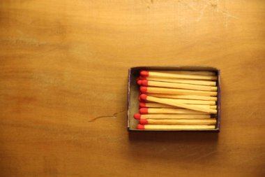 Tahta masa arkasında kibrit çöpleri