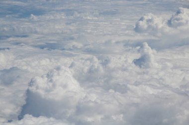 Mavi gökyüzünde beyaz bulutlar