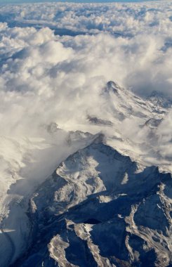 Bulutlardaki dağların güzel hava manzarası 