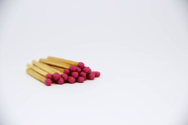 Beyaz arkaplanda kibrit çöpleri