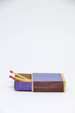 Beyaz arkaplanda kibrit kutusunda kibrit çöpleri