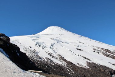 Karlı volkanın manzarası - Şili