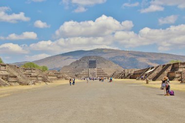 Meksika 'da antik bir şehir olan Teotihuacan, piramitlerin ve harabelerin manzarası