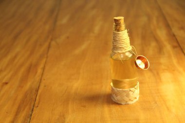 Ahşap zemin üzerinde sıvı bulunan mantarlı şişe görüntüsü