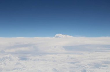 Mavi gökyüzünde beyaz bulutlar