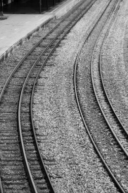 Tren istasyonundaki raylar.