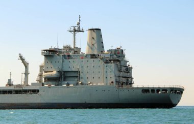 Denizdeki askeri donanma gemisi.