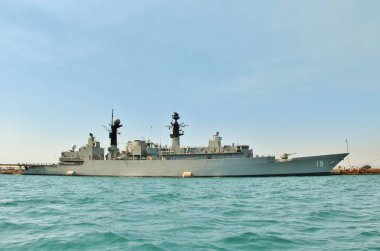 Denizdeki askeri donanma gemisi.