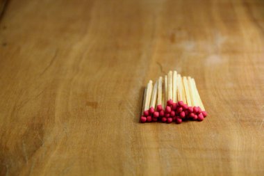 Tahta masa arkasında kibrit çöpleri