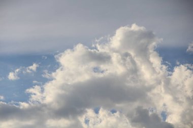 Mavi gökyüzünde beyaz bulutlar