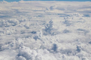 Mavi gökyüzünde beyaz bulutlar