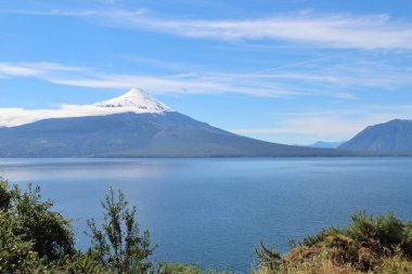 Karlı volkanın manzarası - Şili