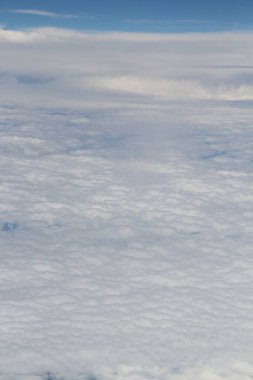 Mavi gökyüzünde beyaz bulutlar