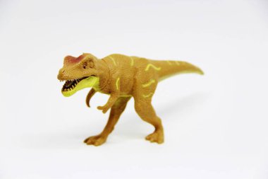 Beyaz arka planda izole edilmiş plastik dinozor oyuncağı