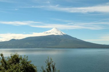 Karlı volkanın manzarası - Şili