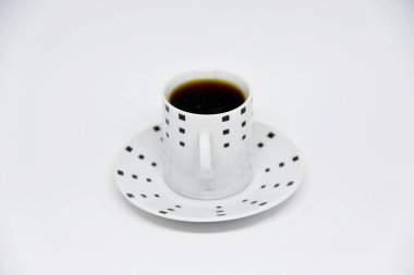 Beyaz arka planda bir fincan fincan dolusu kahve manzarası 