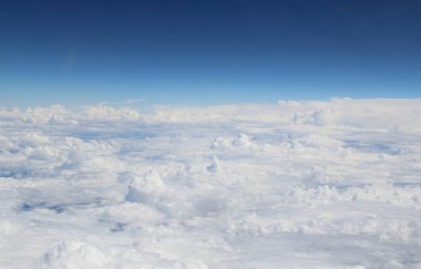 Mavi gökyüzünde beyaz bulutlar