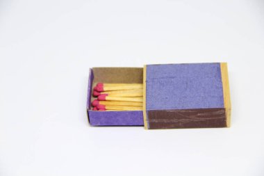 Beyaz arkaplanda kibrit kutusunda kibrit çöpleri