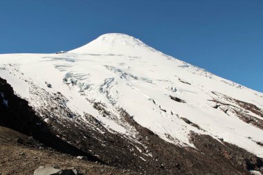 Karlı volkanın manzarası - Şili