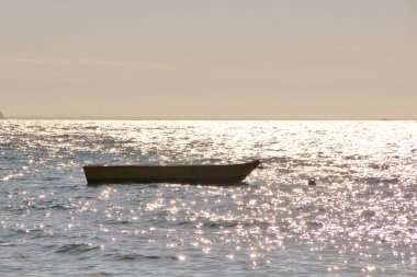 Deniz manzaralı bir tekne.