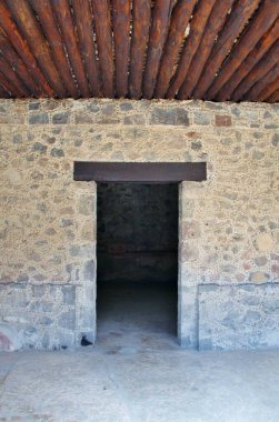 Meksika 'da antik bir şehir olan Teotihuacan, piramitlerin ve harabelerin manzarası