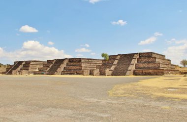 Meksika 'da antik bir şehir olan Teotihuacan, piramitlerin ve harabelerin manzarası