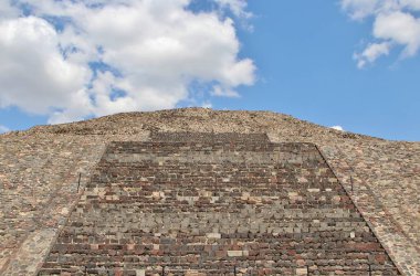 Meksika 'da antik bir şehir olan Teotihuacan, piramitlerin ve harabelerin manzarası
